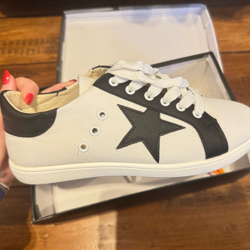 Aria Black Sneakers
